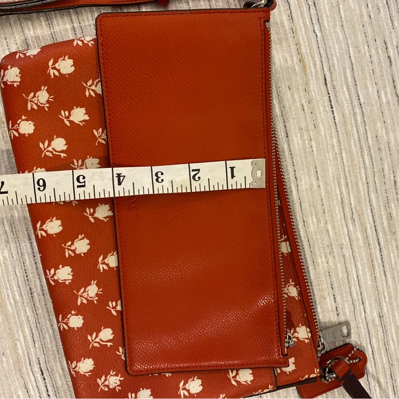 Coach cutie for sure! Great crossbody in bandlands floral. - Picture 6 of 10